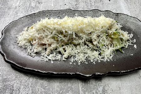 Салат с копчёной куриной грудкой, миксом огурцов и сыром пармезан