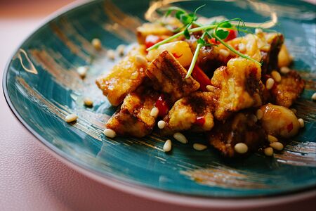 Теплый салат с баклажанами и личи