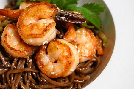 Лапша соба с креветками