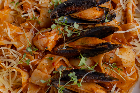 Паста с морепродуктами в томатном соусе