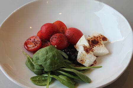 Салат с томатами, брынзой и бальзамическим соусом