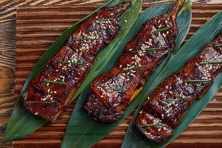 Запеченный баклажан мисо с кунжутом