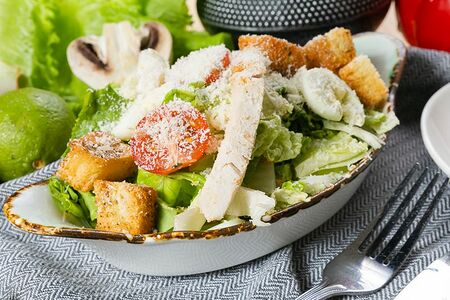 Салат Цезарь с курицей