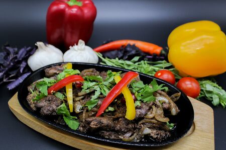 Куриная печень, обжаренная со специями и луком