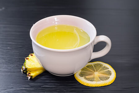 Горячий имбирный настой с ананасом и лимоном