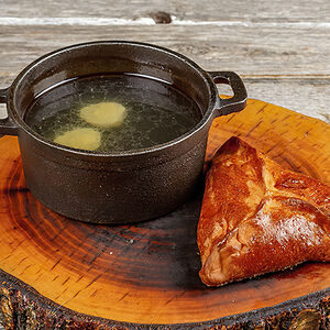 Бульон с разварной курицей, лапшой и перепелиным яйцом