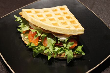 С лососем на пшеничной вафле