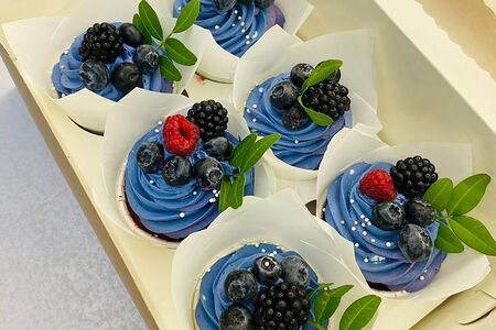 Набор капкейков с голубикой