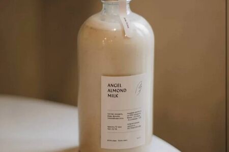 Бутылка домашнего миндального молока