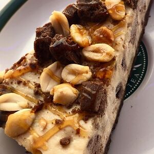 Чизкейк карамельный с арахисом