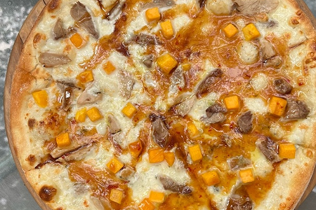 пицца с уткой, тыквой и голуб сыром