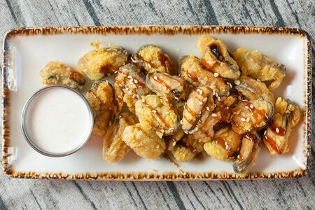 Попкорн из мидий с ореховым соусом