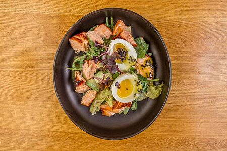 Салат с запеченным лососем