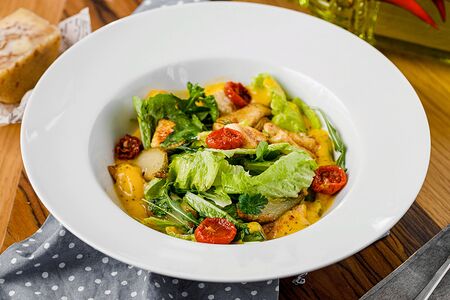 Тёплый салат с халуми и карамелизированной грушей