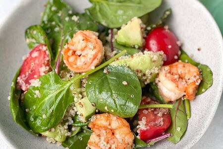 Салат с киноа, креветками и авокадо