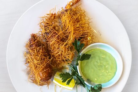 Тигровые креветки с пряным яблоком в тесте катаифи