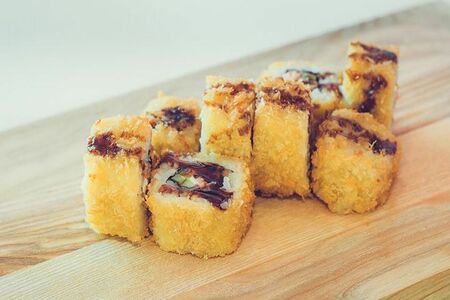 Спринг-ролл с лососем