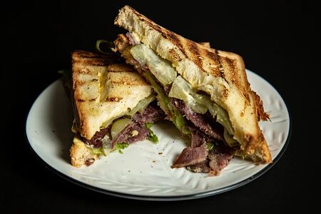 Сэндвич с пастрами из говядины