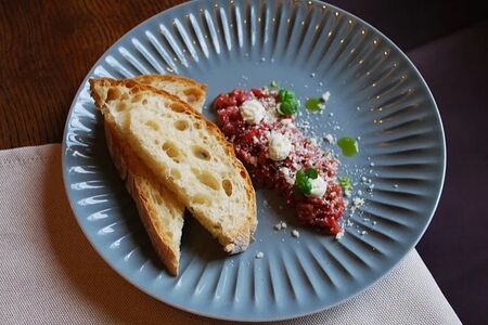 Тартар из говядины с трюфелем и пармезаном