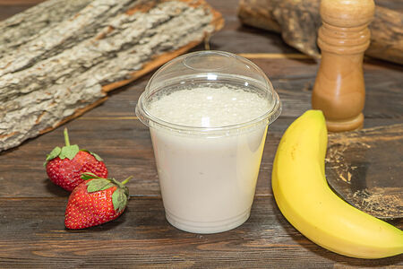 Милкшейк с бананом и клубникой