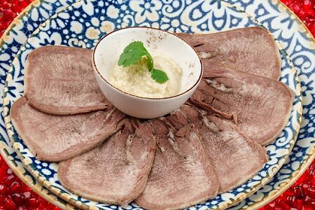 Отварной телячий язык с хреном