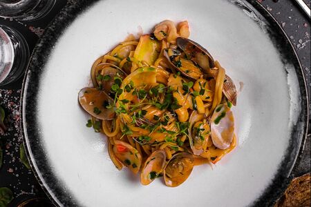 Спагетти с морепродуктами на раковом биске