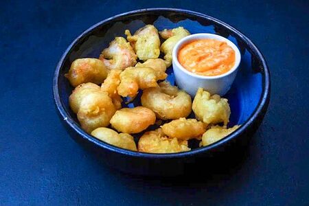 Попкорн из магаданских креветок с острым соусом айоли