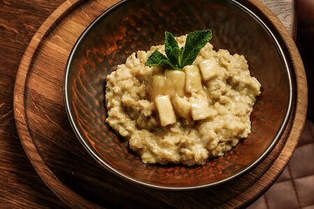 Овсяная каша на банановом молоке с бананом