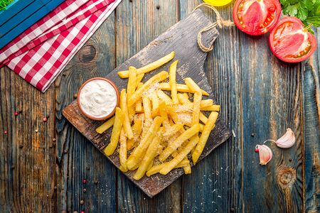 Картофель фри с трюфельным айоли