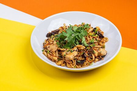 Жареная лапша с цыпленком