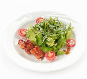 Салат с рукколой и лососем в соусе