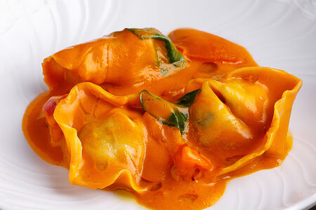 Вонтоны с крабом и томатами