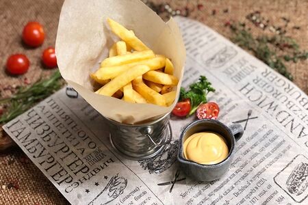 Картофель фри с сырным соусом
