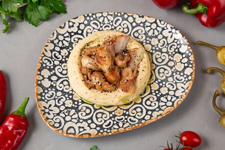 Хумус с цыплёнком каджун