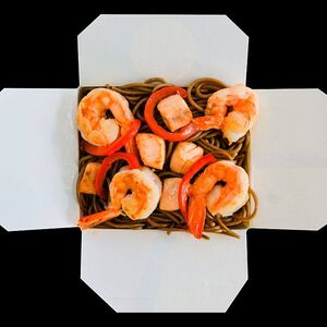 Вок с морепродуктами и лапшой соба