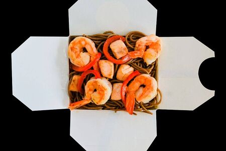 Вок с морепродуктами и лапшой соба