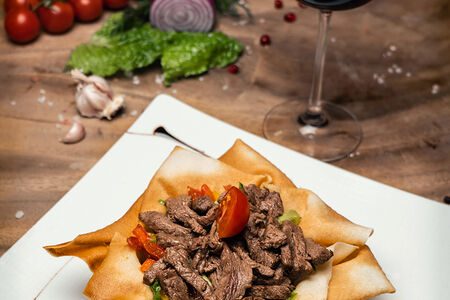 Теплый салат из говядины