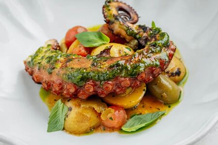 Осьминог с печеным картофелем и соусом чимичурри