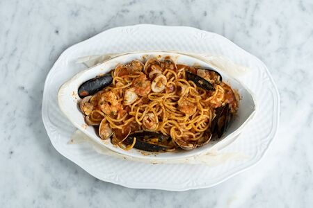 Spaghetti al Cartoccio запеченные в пергаменте с морепродуктами