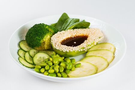 Зелёный салат с авокадо и брокколи