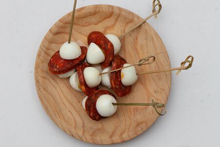 Перепелиные яйца с чоризо