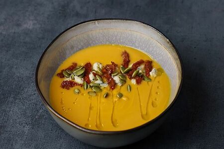 Тыквенный крем-суп с горгонзолой и вялеными томатами