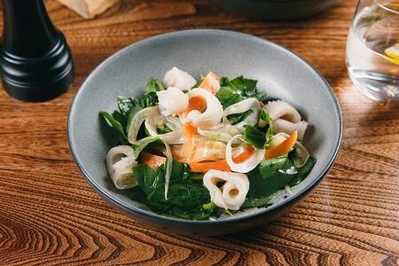 Кальмар, огурцы, морковь, шпинат