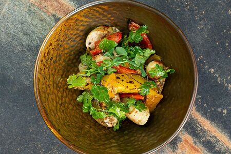 Салат теплый с куриными колбасами