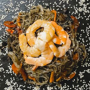 Фунчоза с креветками, овощами и кунжутом