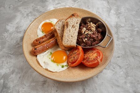 Глазунья, лобио и сосиски