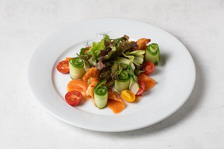 С тигровыми креветками и семгой