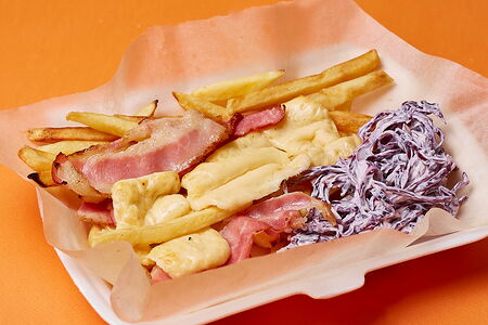 Картофель фри с сыром, беконом и салатом коул-слоу