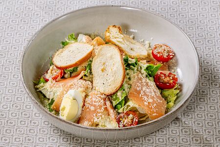 Салат Цезарь с лососем