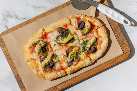 Пицца с артишоками, грибами, оливками и ветчиной